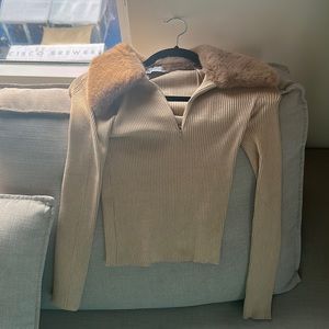 Knit sweater with fur on the collar